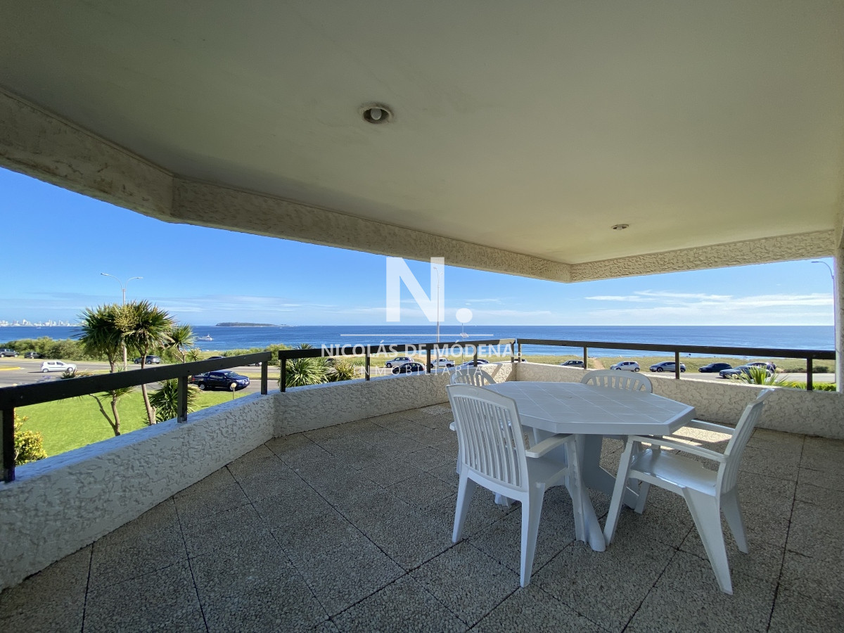 Vende Apartamento con excelente vista al mar de 3 Dormitorios, en Pinares Punta del Este - NDM22323A