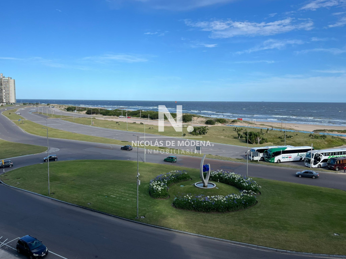 Alquila apartamento con vista al mar de 3 dormitorios en Brava, Punta del Este. - NDM24798A
