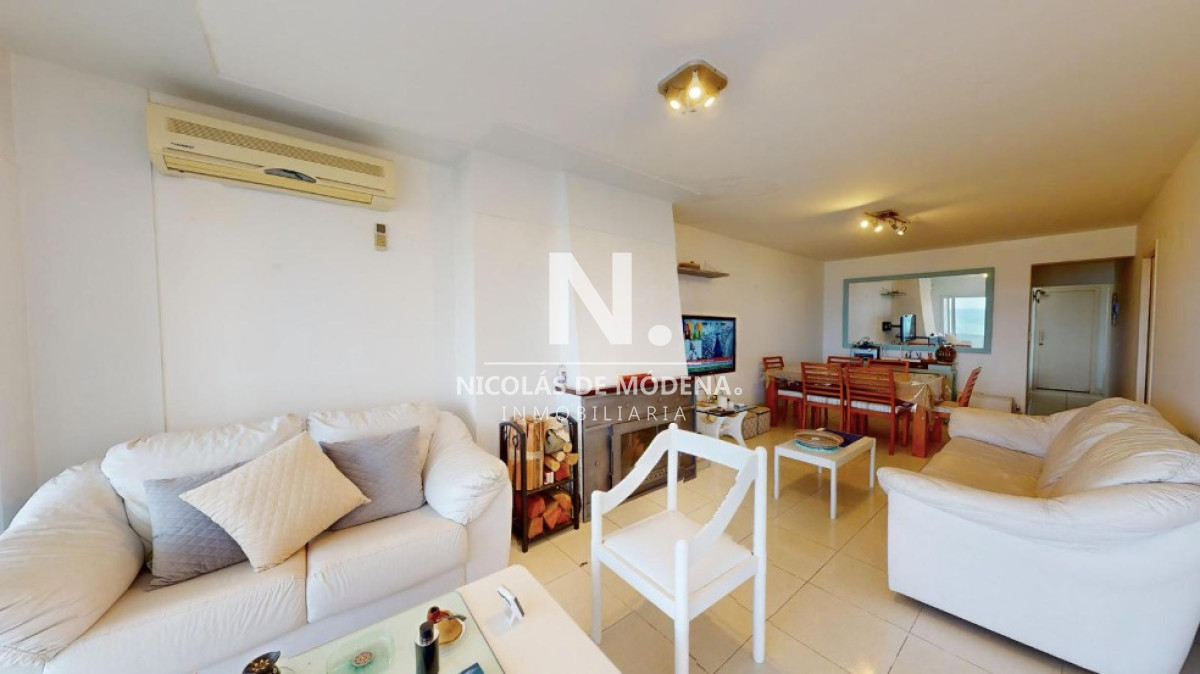 Oportunidad. Vende apartamento de 3 dormitorios frente al mar de playa mansa, Punta del Este