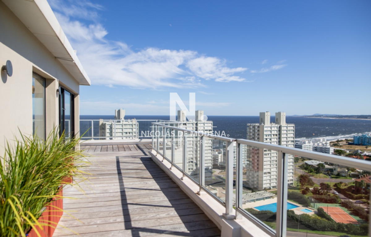 Vende apartamento 4 dormitorios, comodo e iluminado en Mansa Punta del Este. - NDM24757A