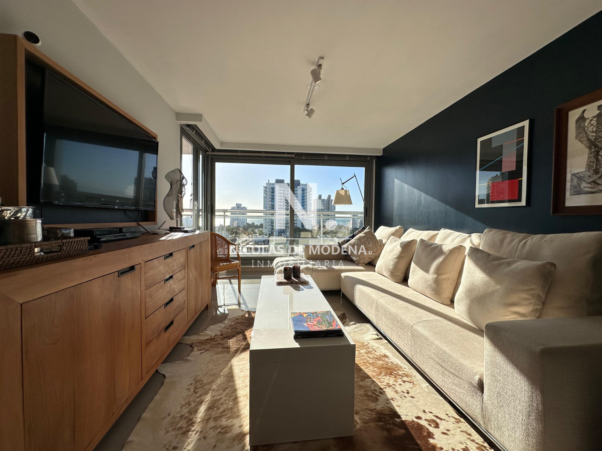 Vende departamento de 2 dormitorios finamente decorado en Torre Onix, Punta del Este - NDM16115A