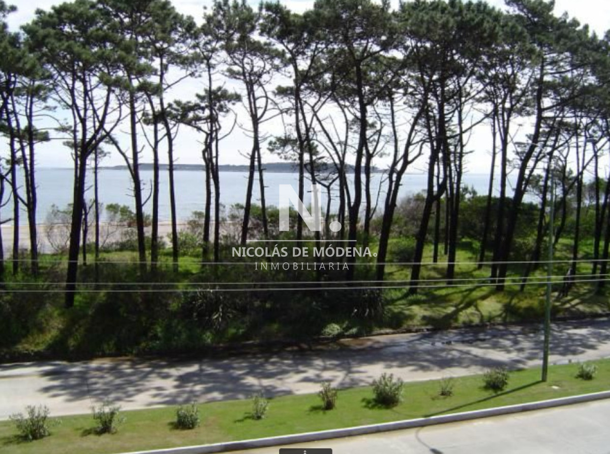 Se vende apartamento a metros del mar de 2 dormitorios en Punta del Este. - NDM23626A
