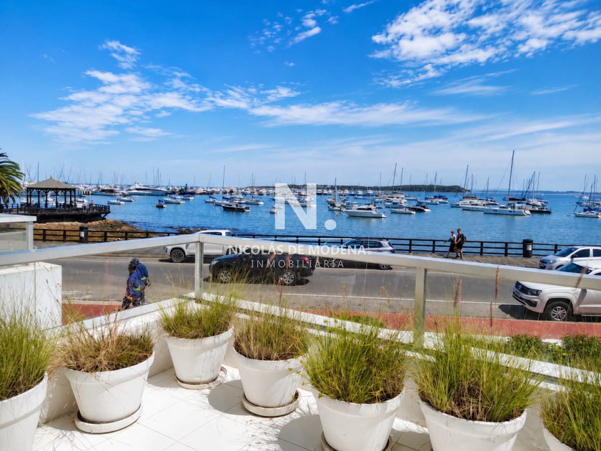 Vende apartamento en el Puerto, totalmente frente al mar, con 3 dormitorios en suite y terraza con Parrillero - NDM30264A