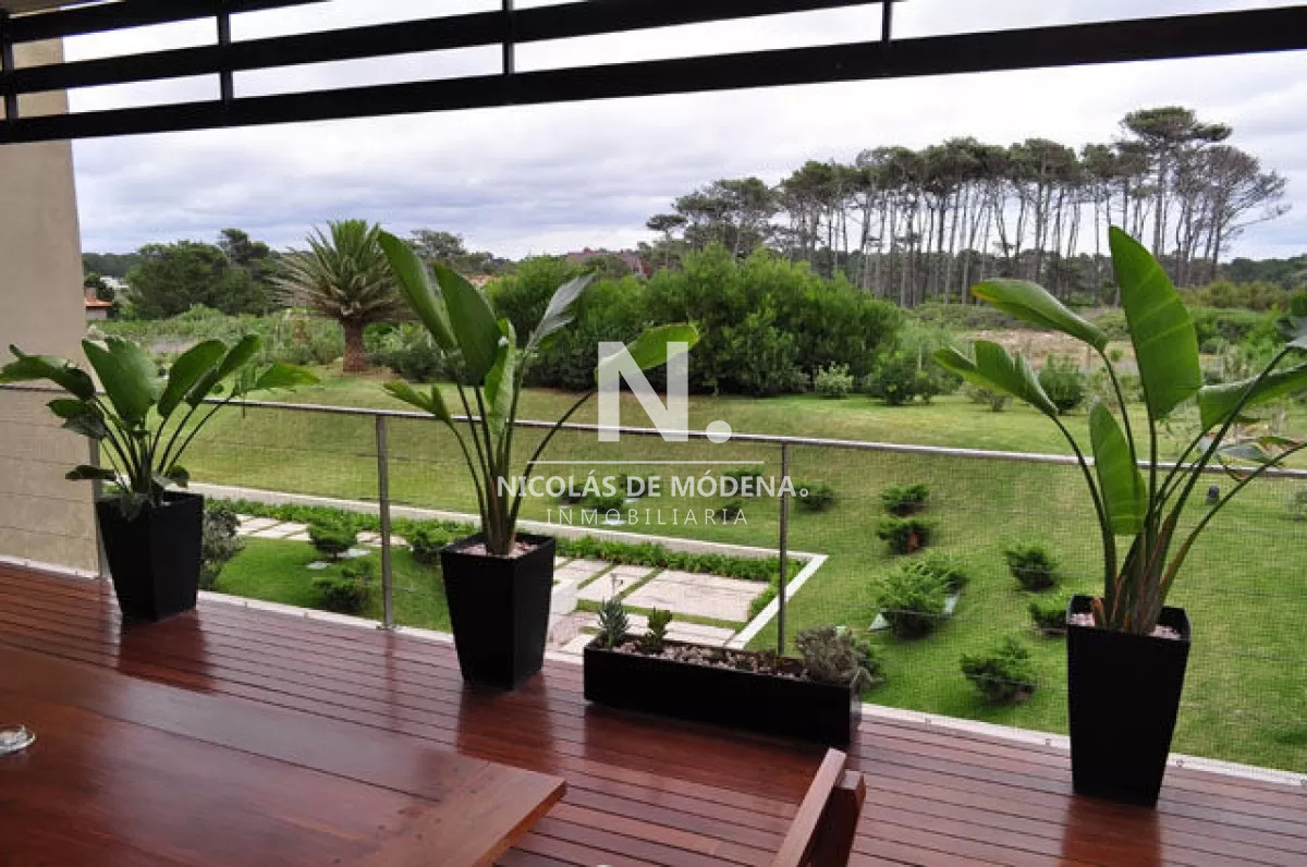 Departamento de 3 suites + dependencia en venta, frente al mar. Punta del Este - NDM17298A