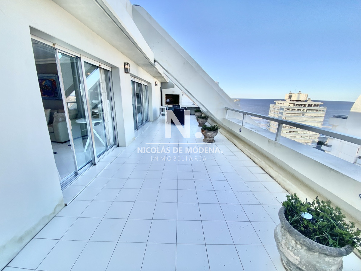 Vende apartamento de 3 dormitorios en Brava Punta del Este.