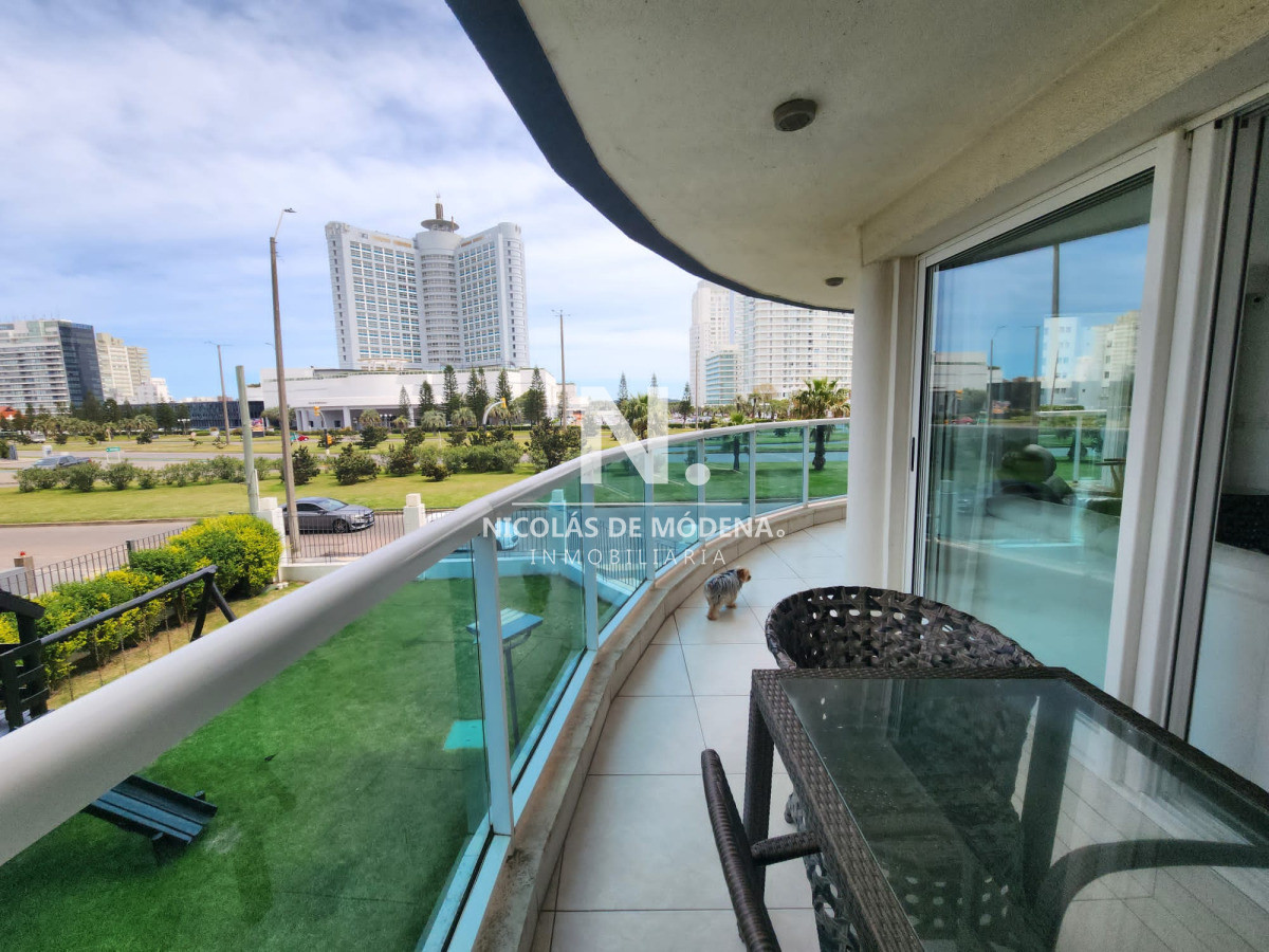 Apartamento de 3 dormitorios en alquiler de verano en Punta del Este  - NDM27456A