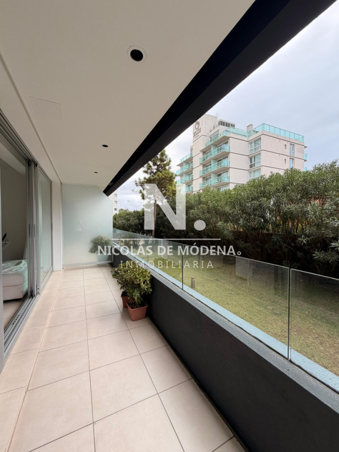 En venta apartamento de e Dormitorios en Mansa, Punta del Este con balcon - NDM29159A