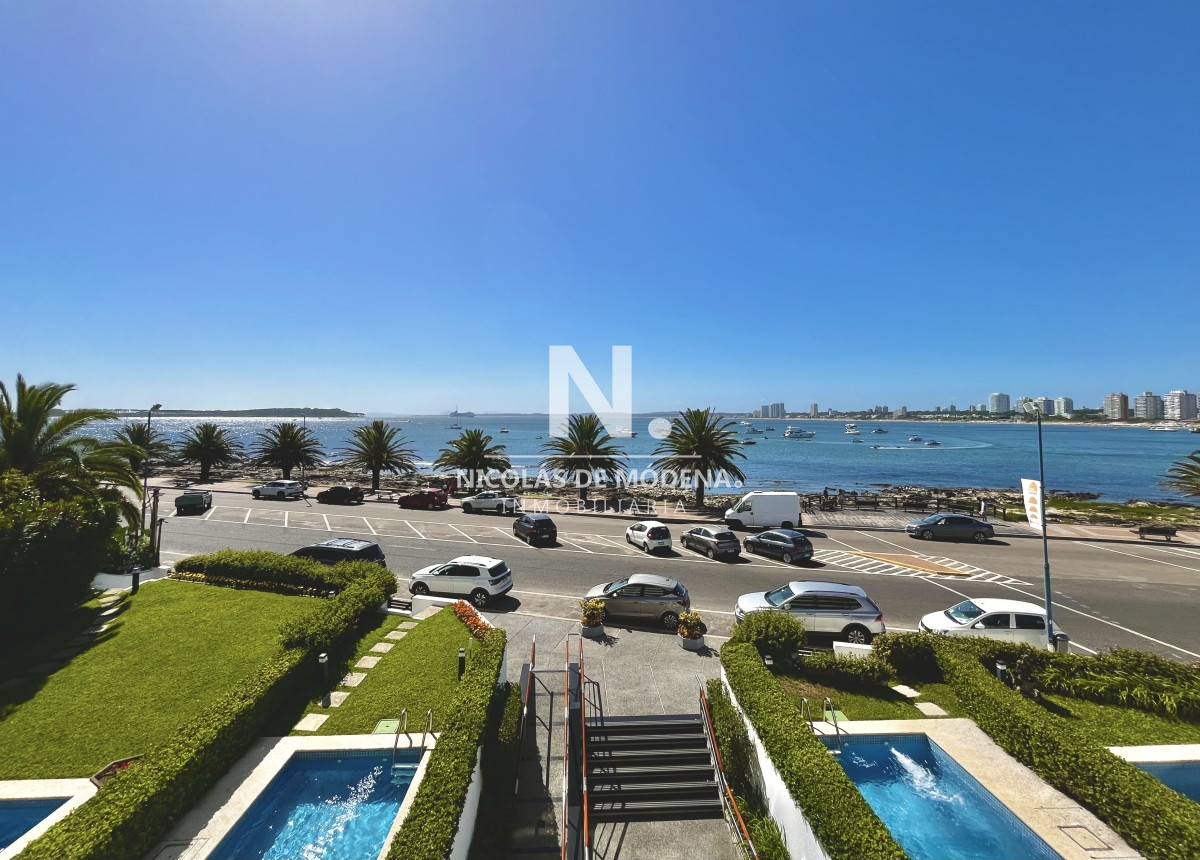 Vende Apartamento en Puerto- Punta del Este de 3 dormitorios. - NDM21079A
