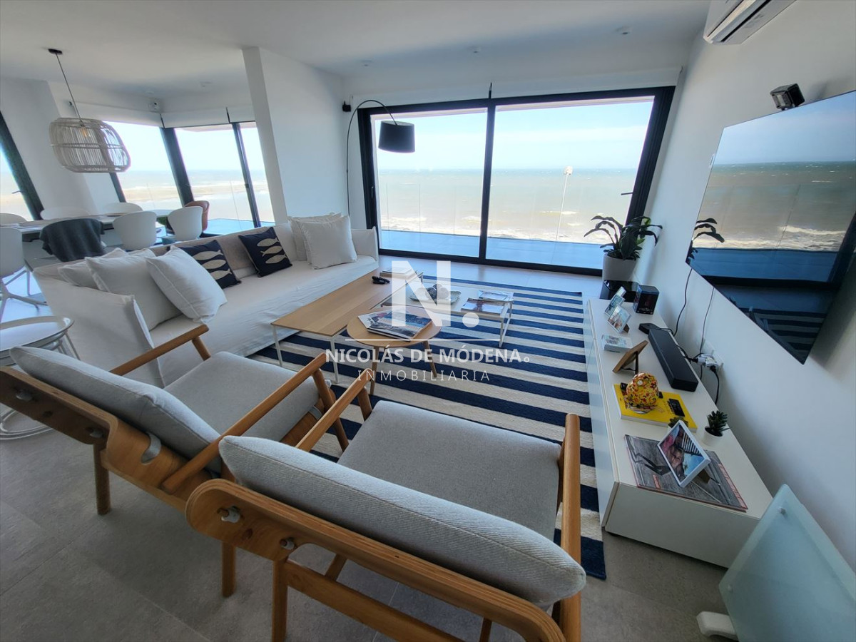 Vende apartamento de Punta del Este frente al mar, de 3 dormitorios.