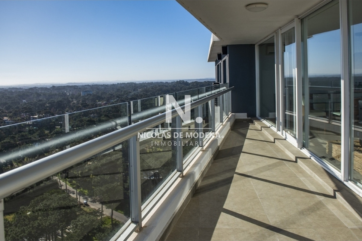 Apartamento en venta de 3 dormitorios y servicio, Torre One, punta del este  - NDM20674A