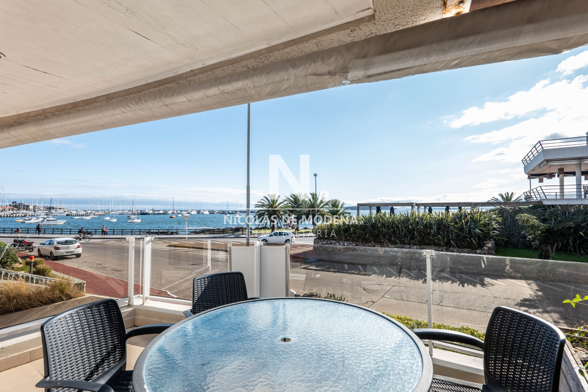 Vende apartamendo en Peninsula, Punta del Este de 3 dormitorios, con vista al mar. - NDM24193A