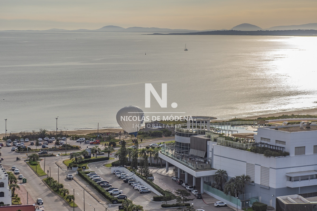 Piso alto con vistas panoramicas de Playa Mansa. Artower - NDM9034A