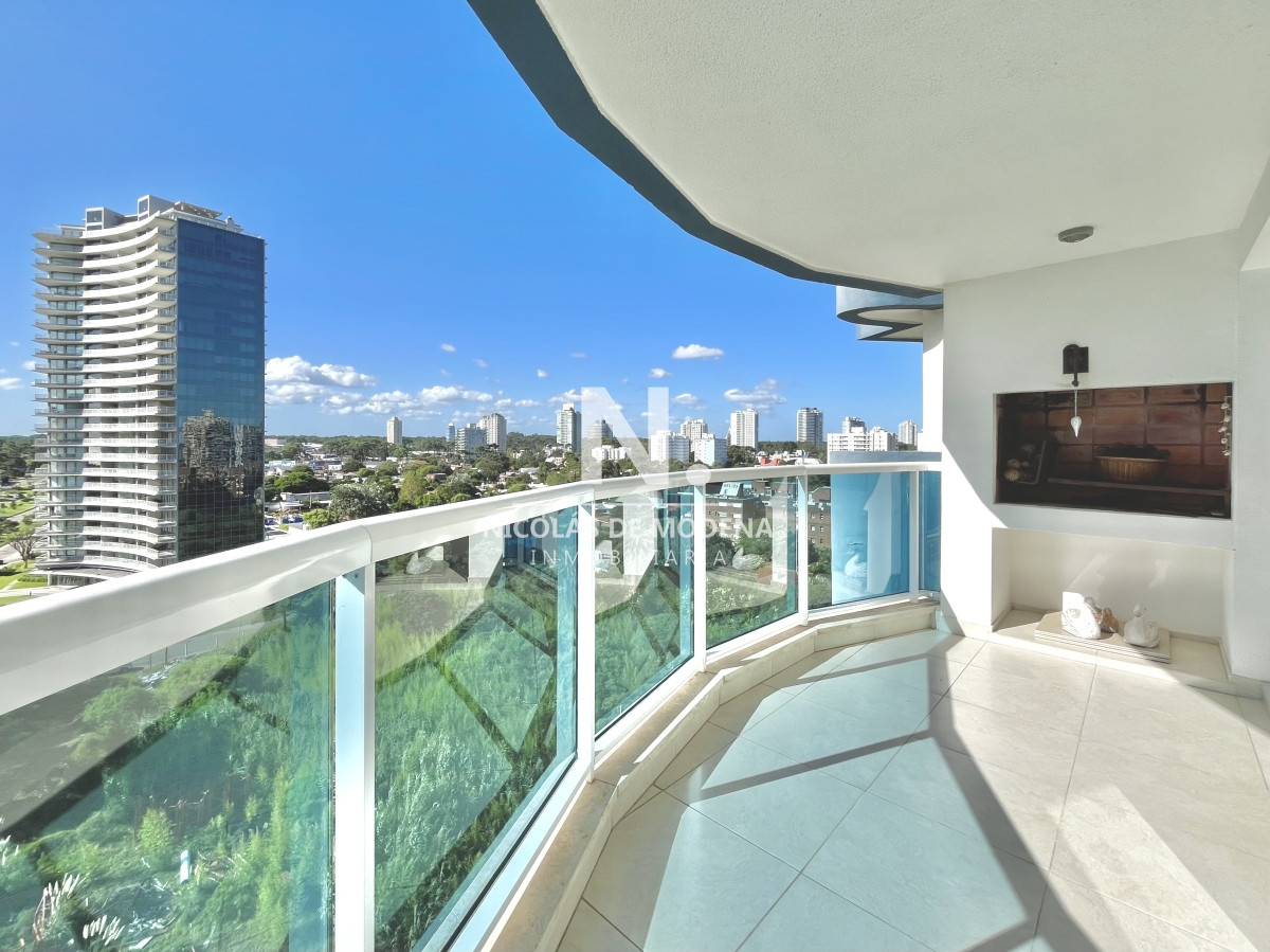 Vende apartamento de 2 dormitorios en Punta del Este.
