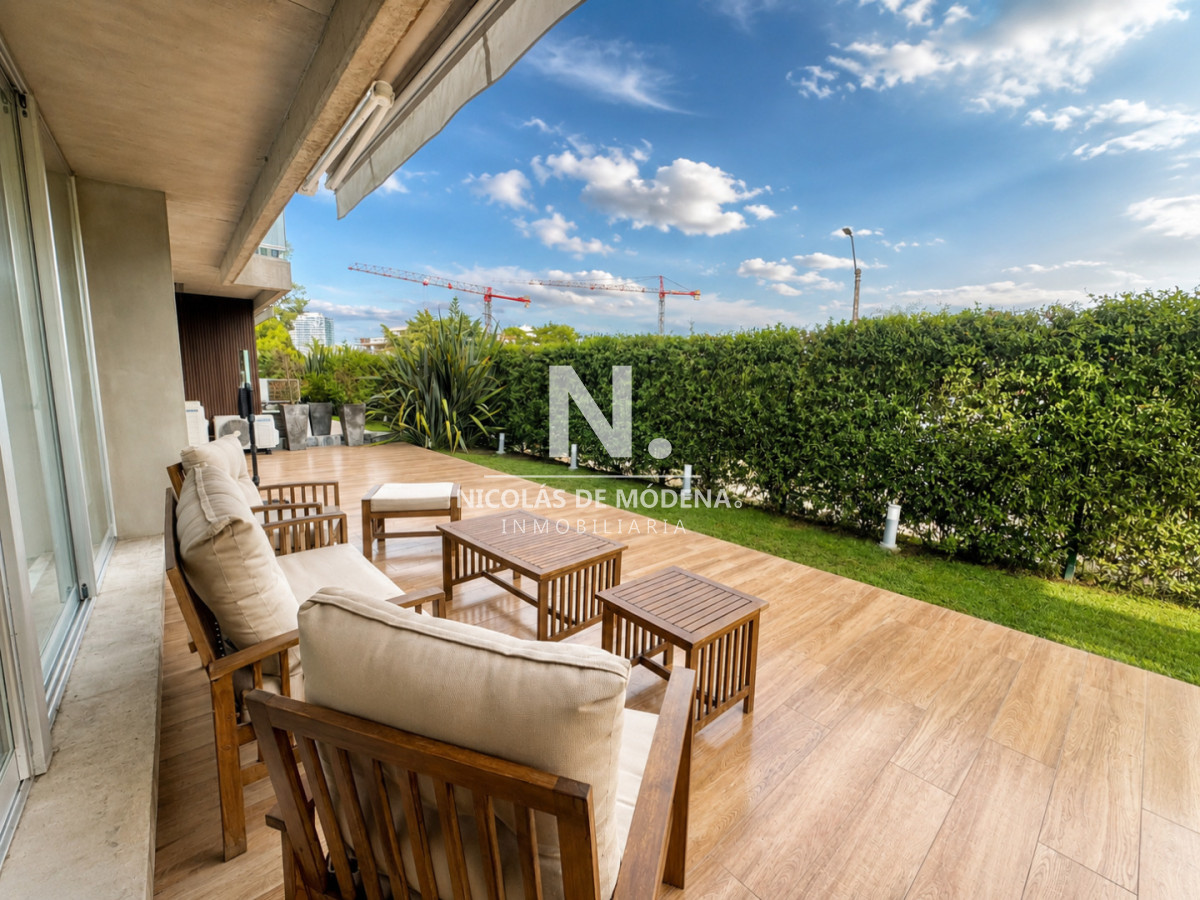 Vende apartamento en Punta del Este, de 3 dormitorios, con vista espectacular - NDM30168A