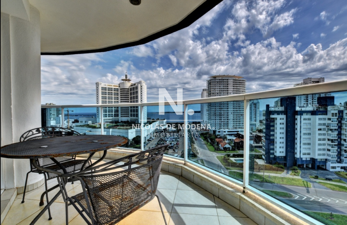 Vende apartamento de 3 dormitorios + servicio a metros del mar en Punta del Este - NDM23668A