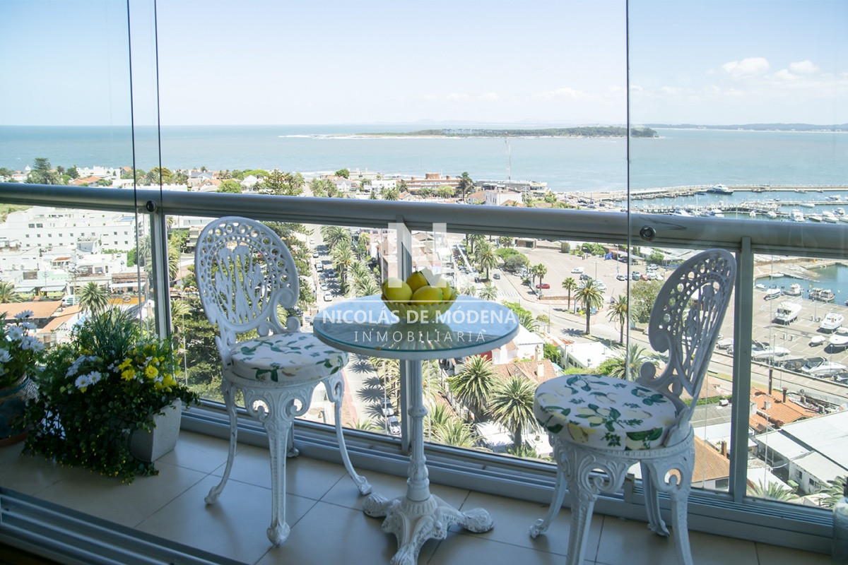 Apartamento de 3 dormitorios a la venta, a pasos del mar en Peninsula, Punta del Este - NDM1876A