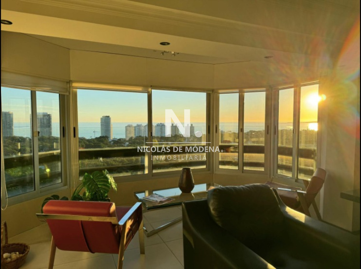 Oportunidad. Apartamento de 3 dormitorios reciclado , con vista al mar , ideal para vivir , Punta del Este  - NDM22921A