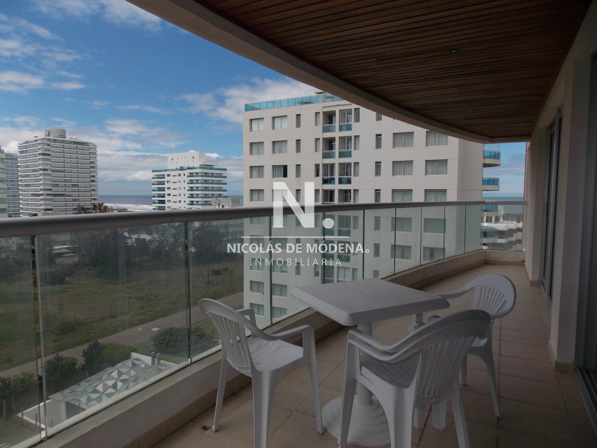 Vende apartamento a metros del mar en Brava Punta del Este de 3 dormitorios.  - NDM20711A