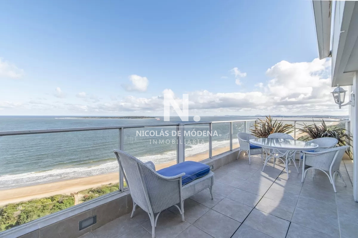 Vende excelente departamento 3 dormitorios en Tunquelen , Playa Mansa, Punta del este - NDM19230A