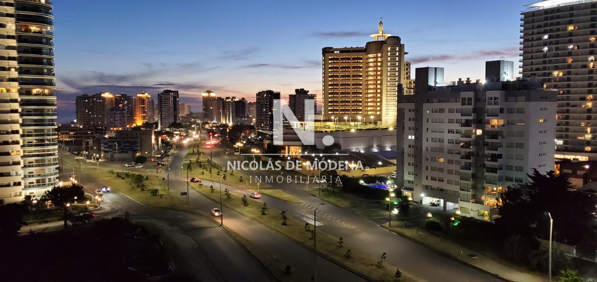 Vende apartamento esquinero con vista al mar de 2 dormitorios en Alexander Boulevard Punta del Este  - NDM13938A
