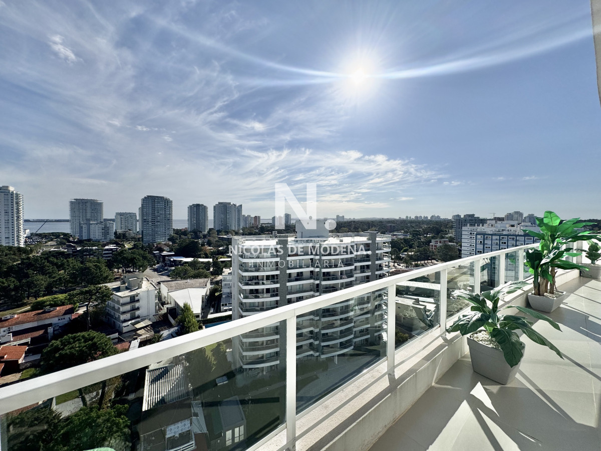 Vende apartamento de 3 dormitorios en Aidy Grill, Punta del Este. - NDM27056A