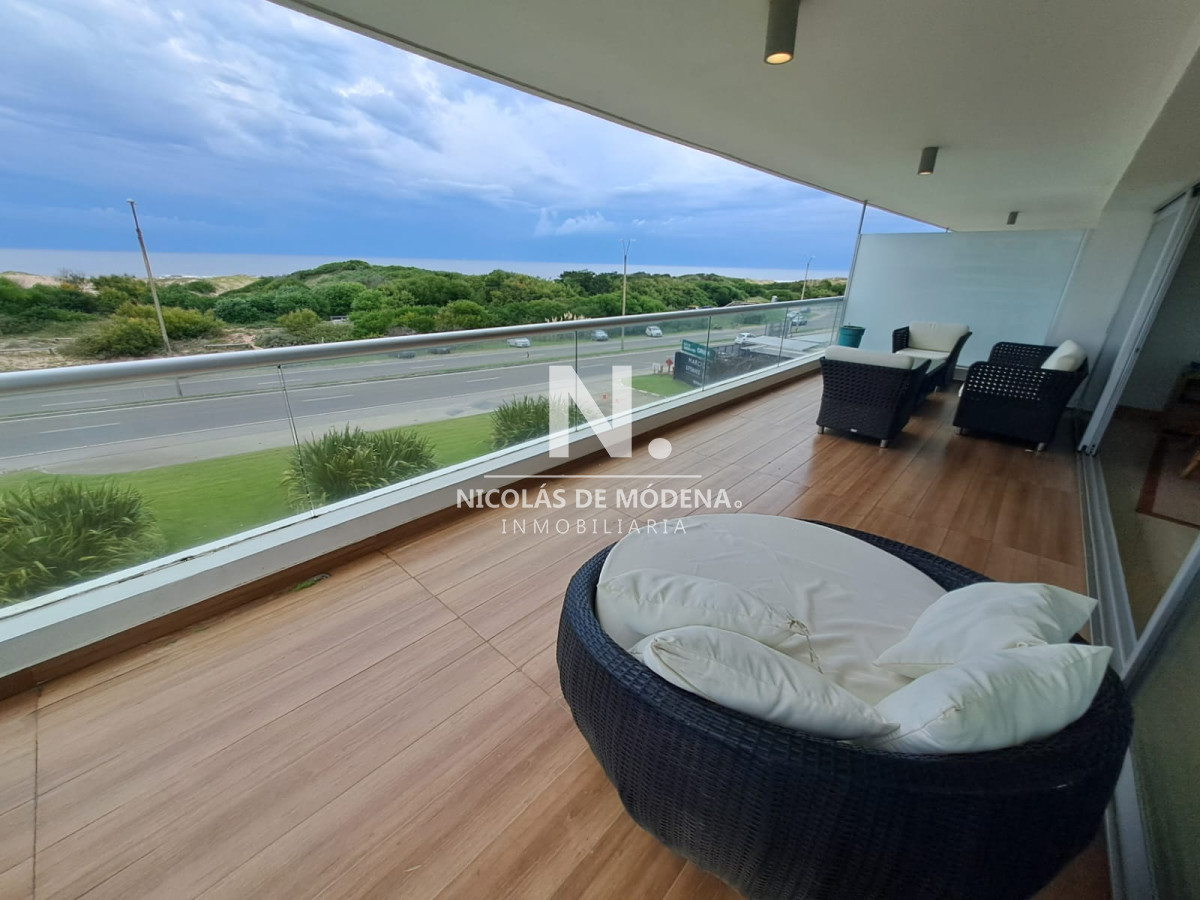 Apartamento en venta de 3 dormitorios y servcio en Punta del Este Primera Línea Brava - NDM21831A