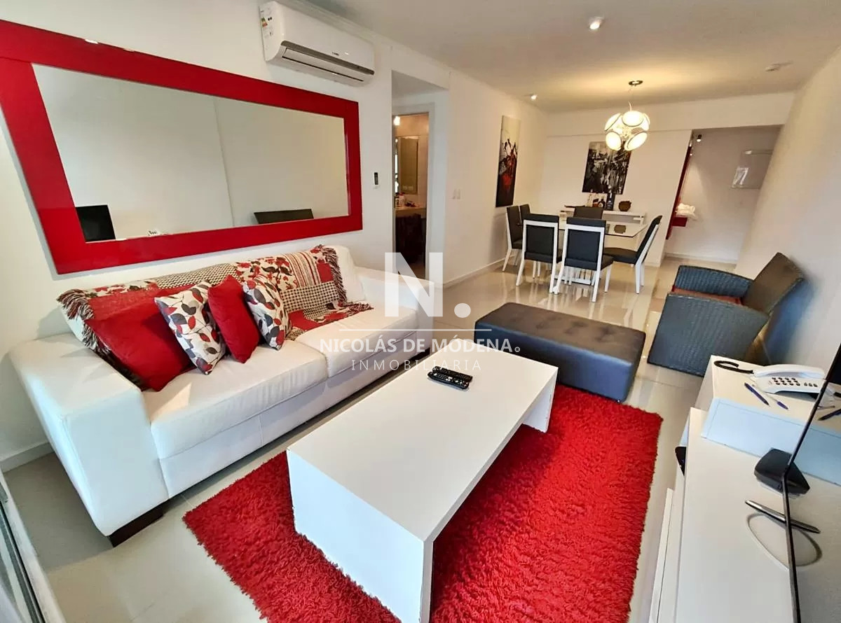 Vende 2 dormitorios en deppartamento amplio en Punta del Este.