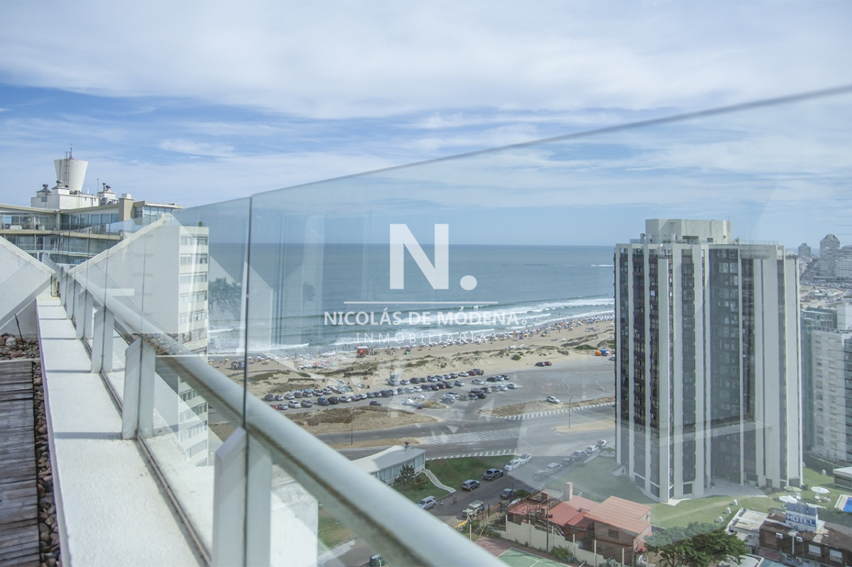 Espectacular Penthouse en venta a pasos del mar. 3 dormitorios + dependencia. Playa Brava. - NDM15782A