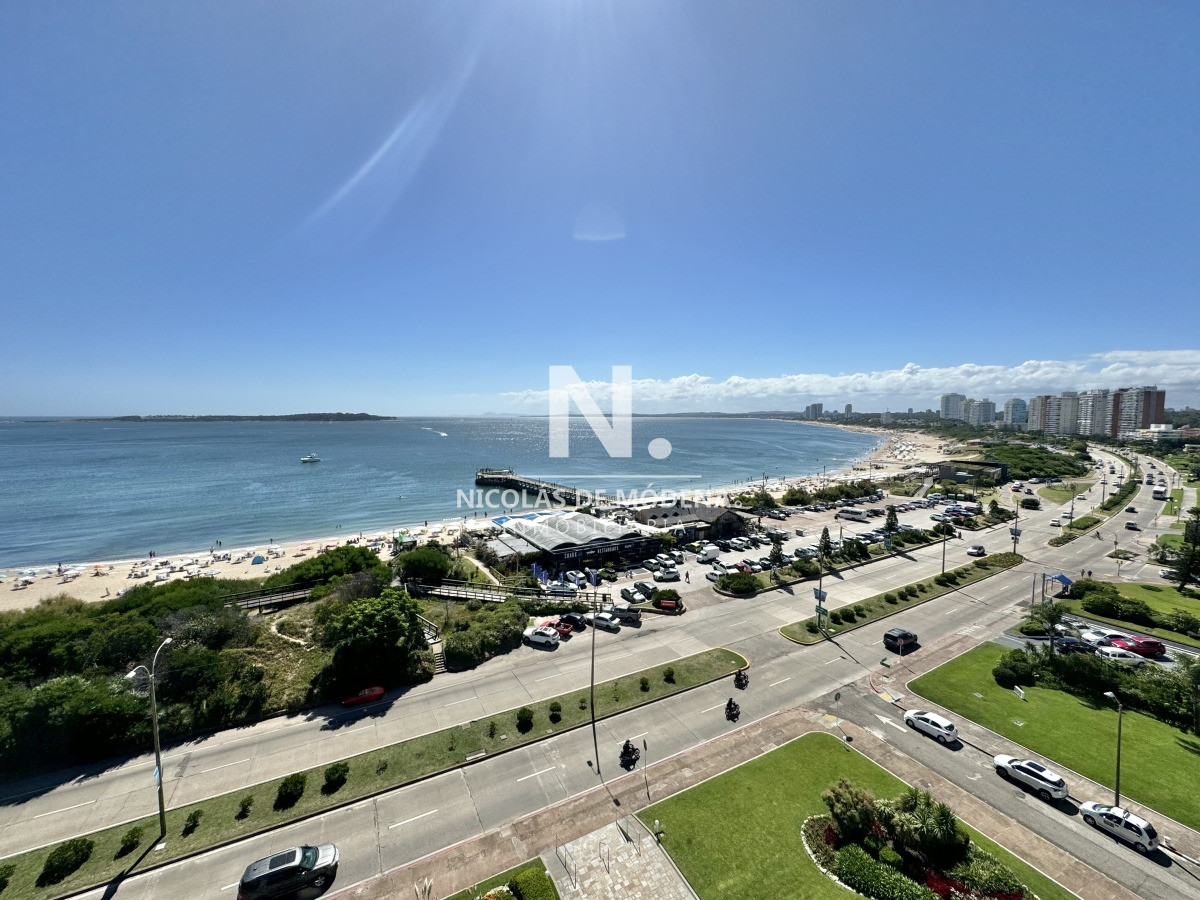 En venta frente al mar, apartamento de 3 dormitorios en Mansa, Punta del Este, Oportunidad ideal de inversión  - NDM30075A