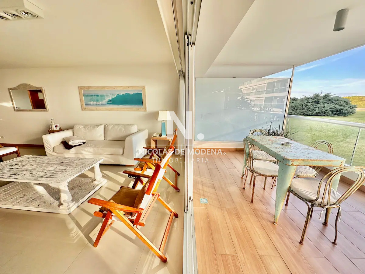 Alquila apartamento de 2 dormitorios con vista al mar en Brava, Punta del Este. - NDM23943A