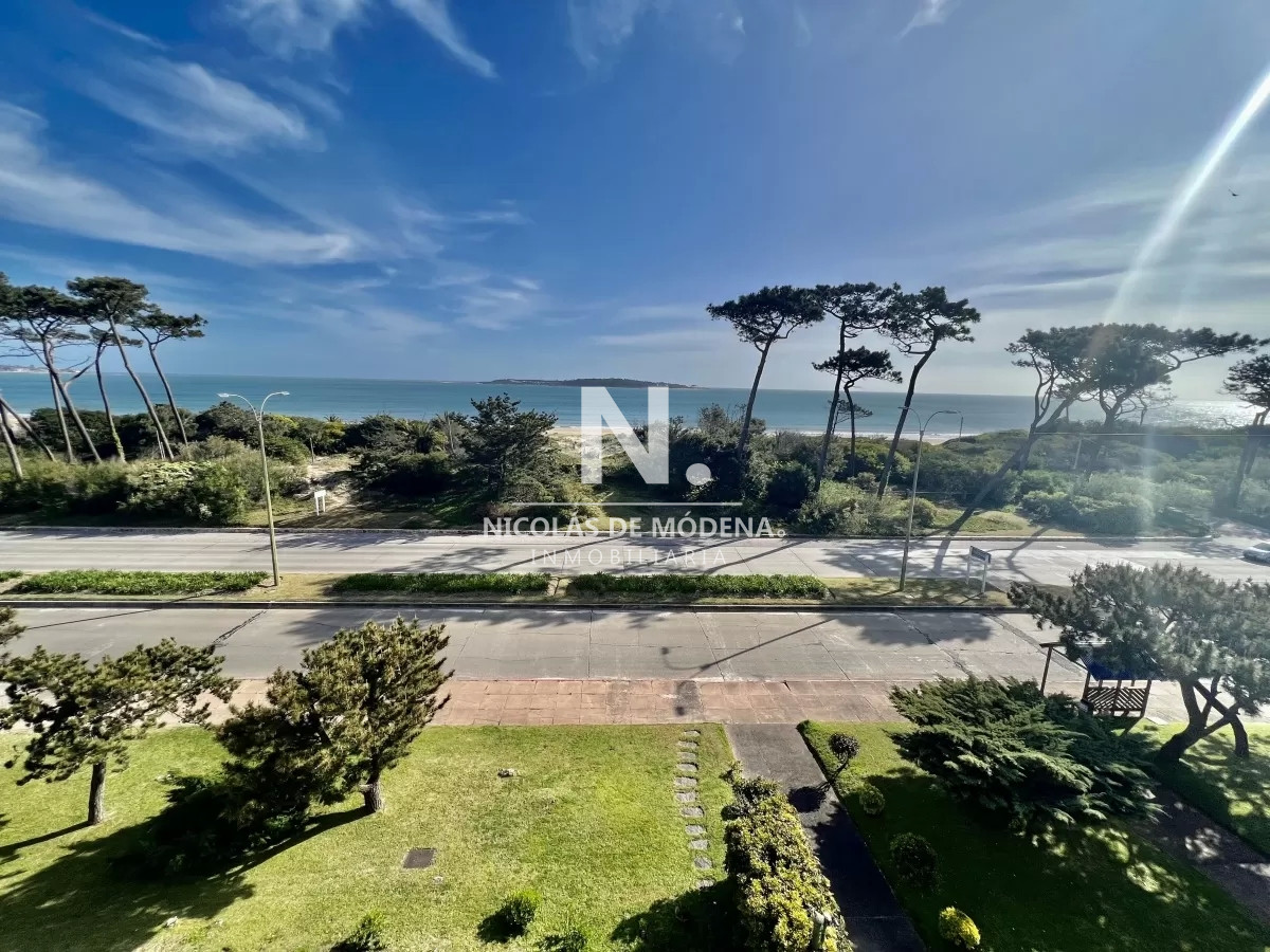 Apartamento en Venta de 3 dormitorio en Primera linea de Playa Mansa, Punta del este   - NDM15869A