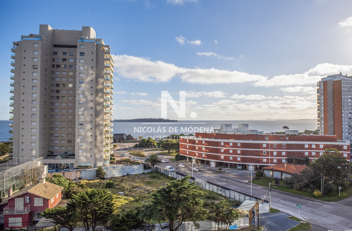 Vende apartamento de 2 dormitorios esquinero en Miami Boulevard Punta Del Este - NDM4608A