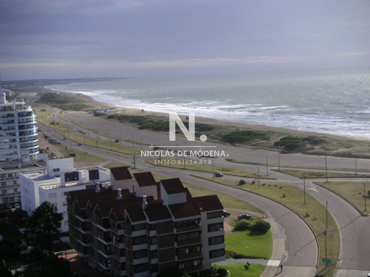 Apartamento en venta de 2 dormitorios en Punta del Este, frente al mar - NDM9142A