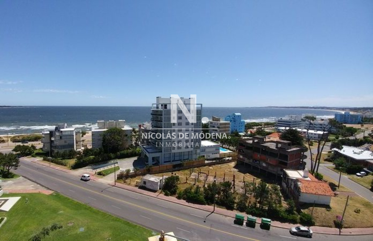 En venta apartamento de 3 dormitorios en Mansa, Frente al mar. - NDM21794A