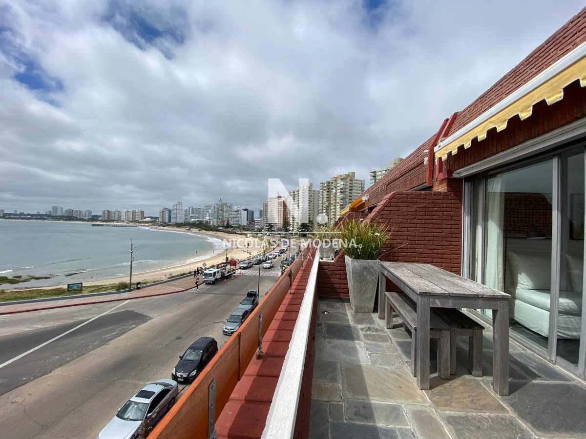 Vende apartamento con vista al mar de 3 dormitorios, Punta del Este - NDM27986A