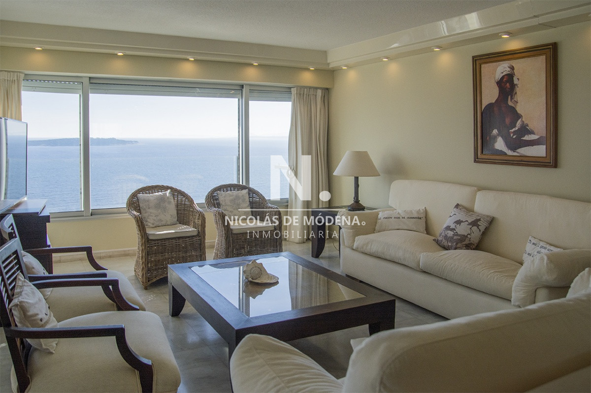 Departamento de 4 dormitorios en venta frente al mar. 