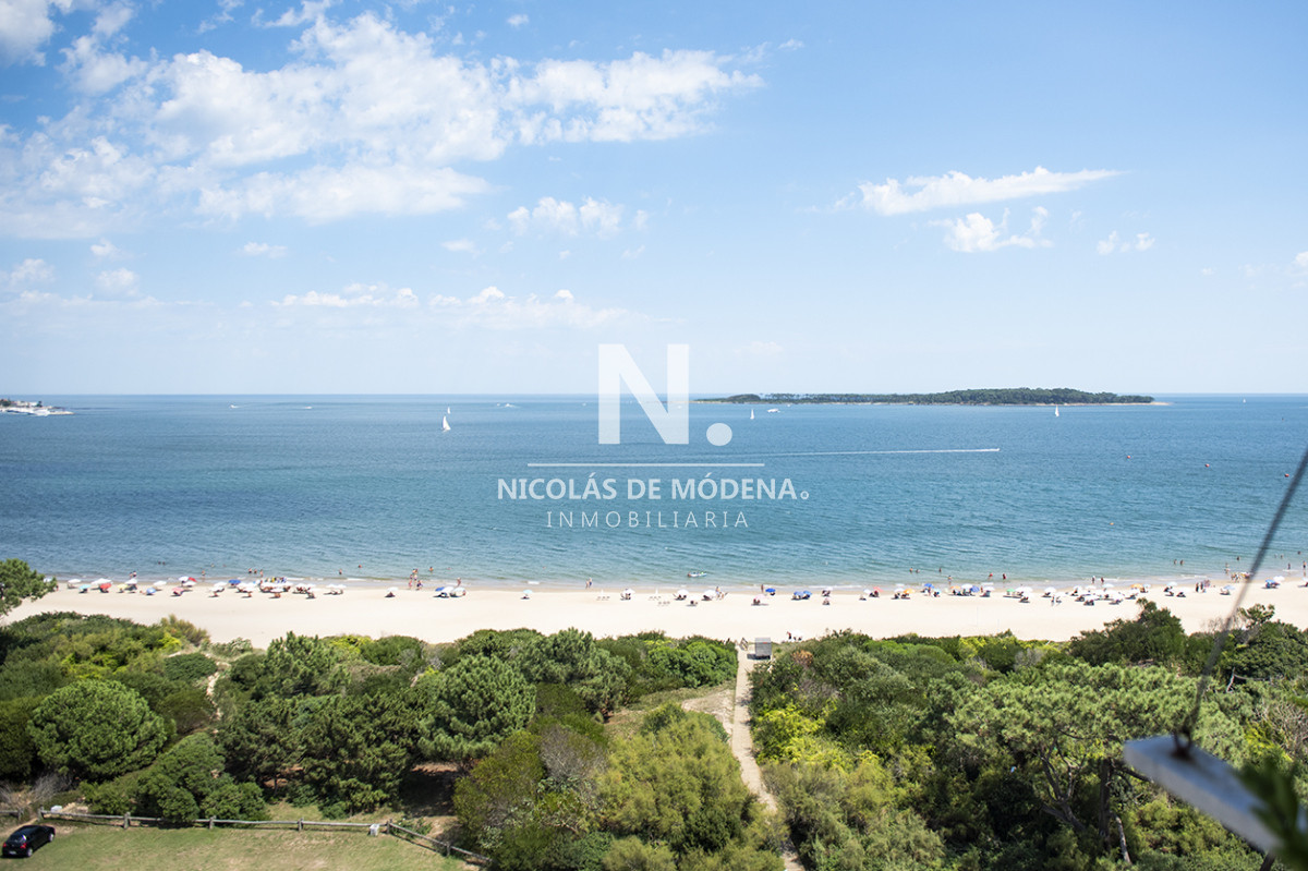 Apartamento de 2 dormitorios en Playa Mansa, Primera línea frente al mar. - NDM13285A