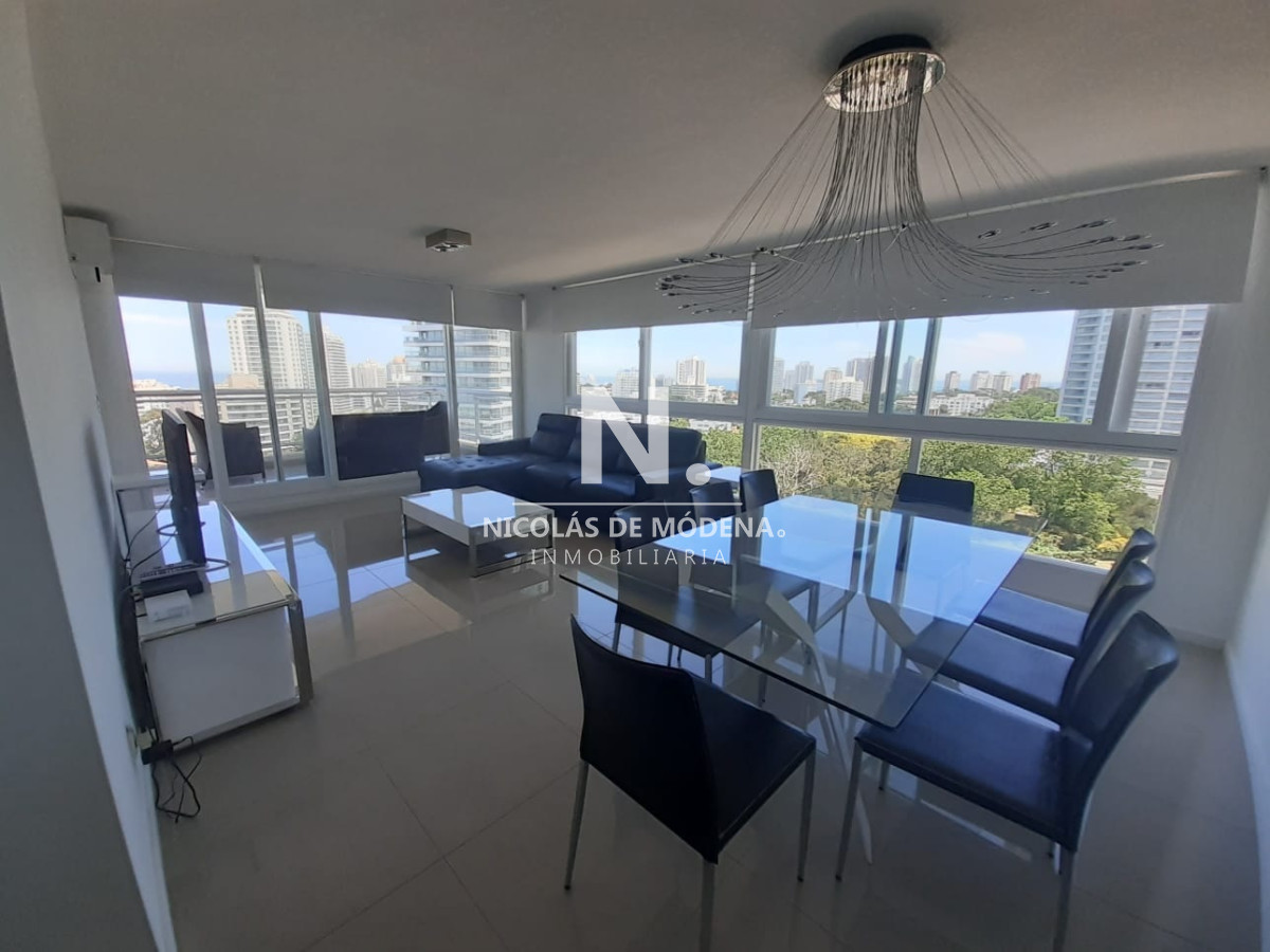 Departamento en venta en Torre de jerarquía a metros de Playa Brava. - NDM7324A