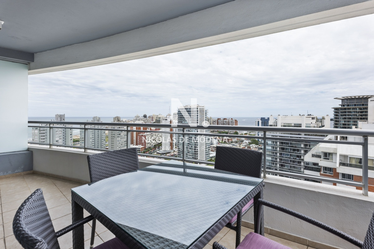 Vende apartamento en Brava Punta del Este de 3 Dormitorios. - NDM21059A