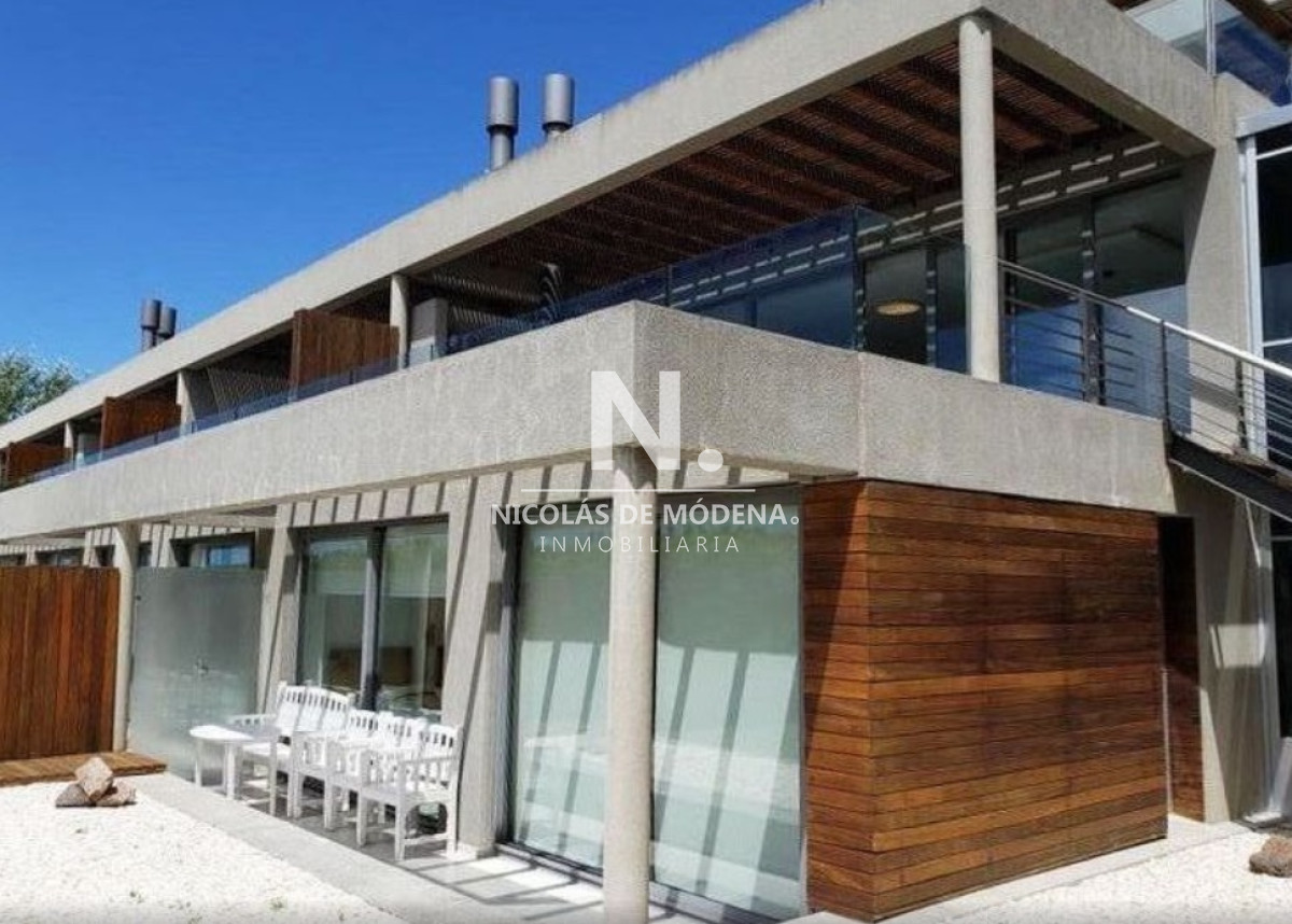  Apartamento en Venta de 3 dormitorios en el Edificio Alta Mar en Punta Ballena.