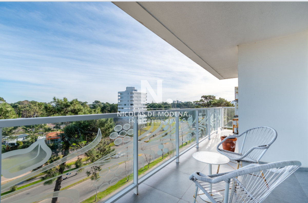 Vende apartamento con vista al mar de 2 dormitorios en Roosevelt, Punta del Este. - NDM24429A