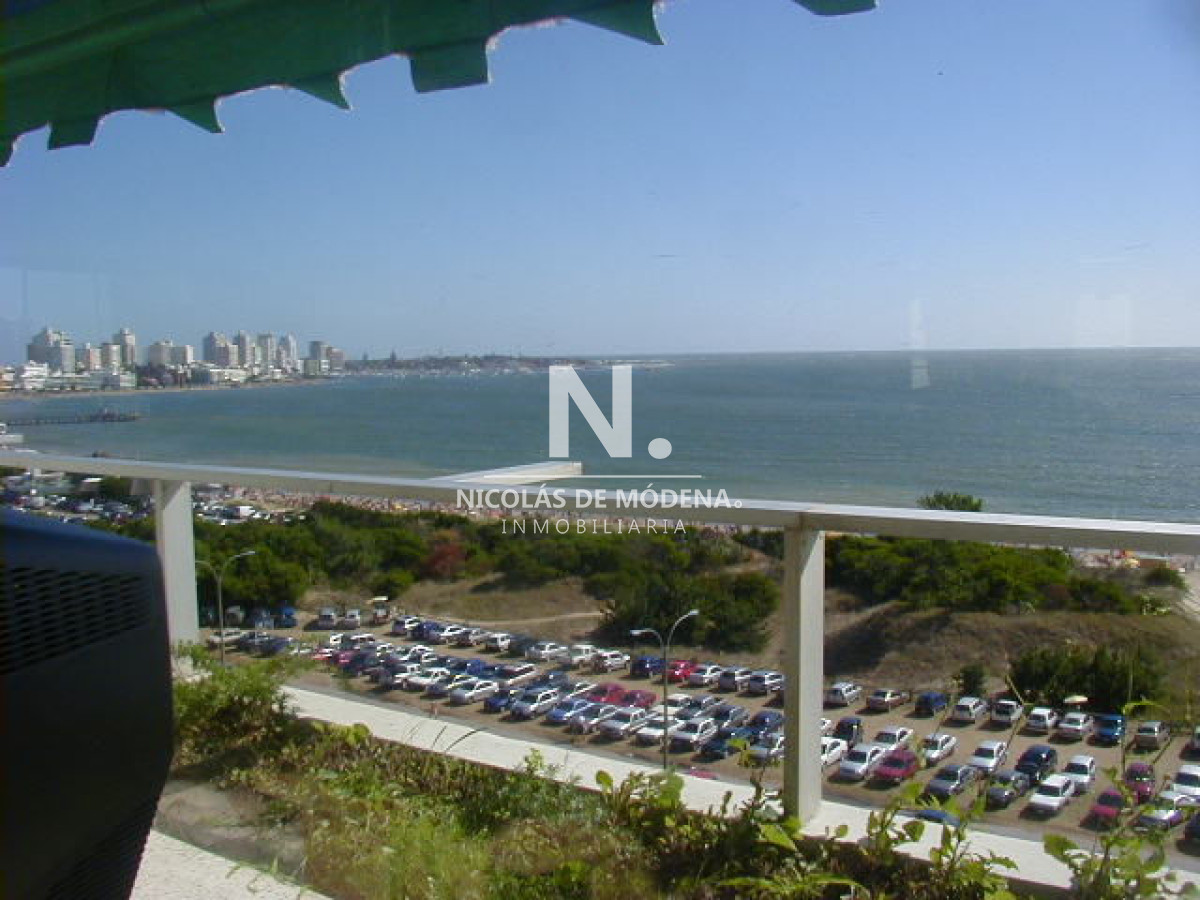 Venta Apartamento de 3 dormitorios en Playa Mansa, Primera línea frente al mar  - NDM13041A