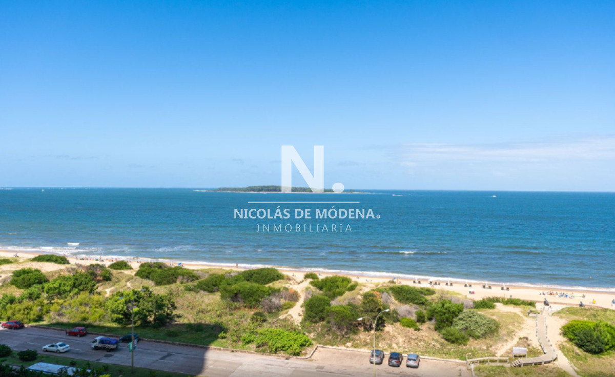 En venta apartamento de 3 dormitorios con vista al mar en Mansa, Punta del Este. - NDM25020A
