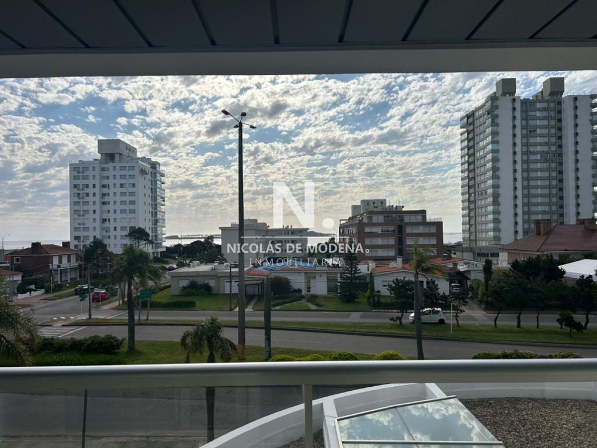 Vende impecable apartamento de 2 dormitorios en Mansa, Punta del Este. - NDM25564A