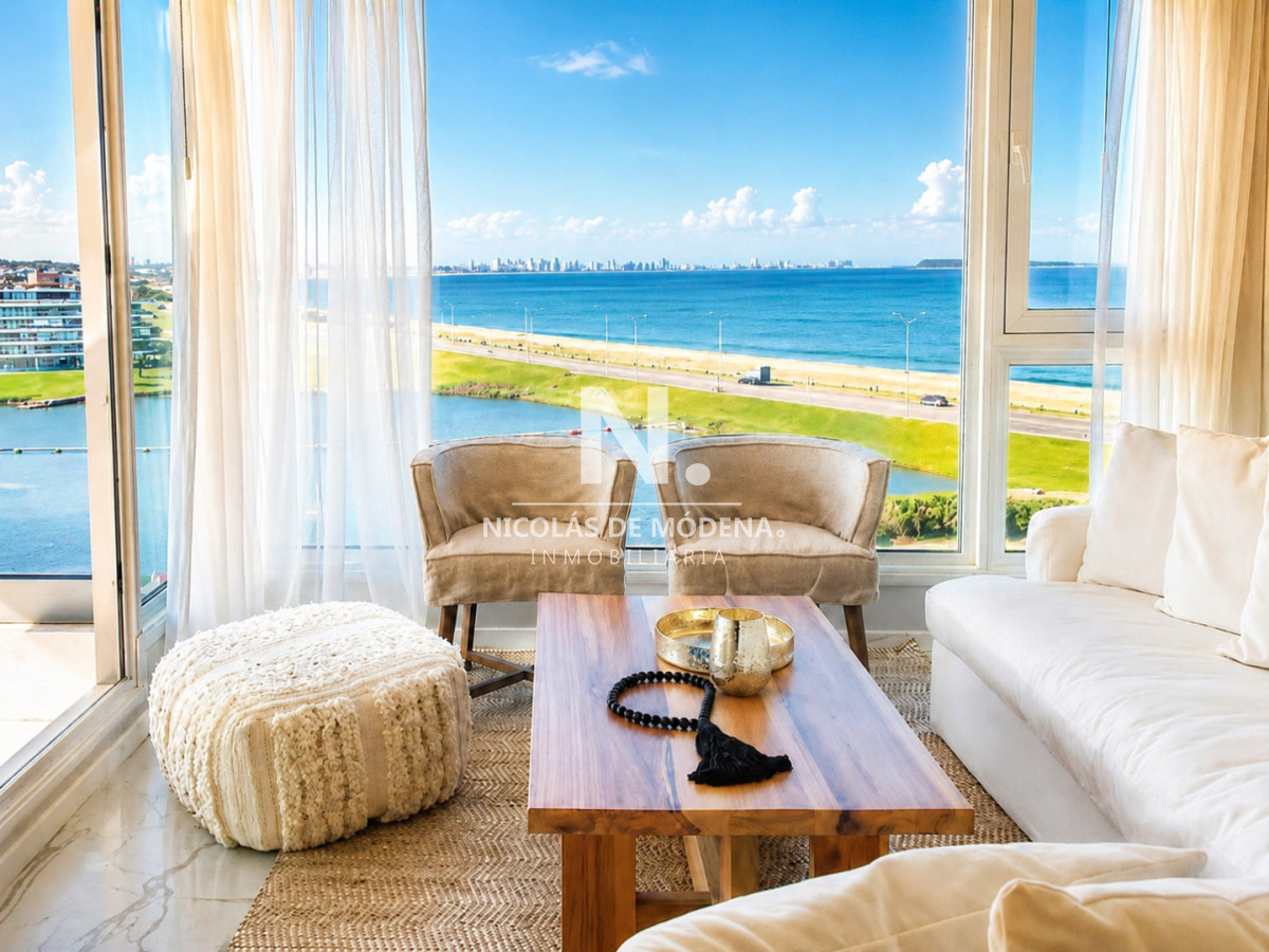 Vende apartamento con vista al mar de 3 suites, en Mansa- Punta del Este. - NDM23944A