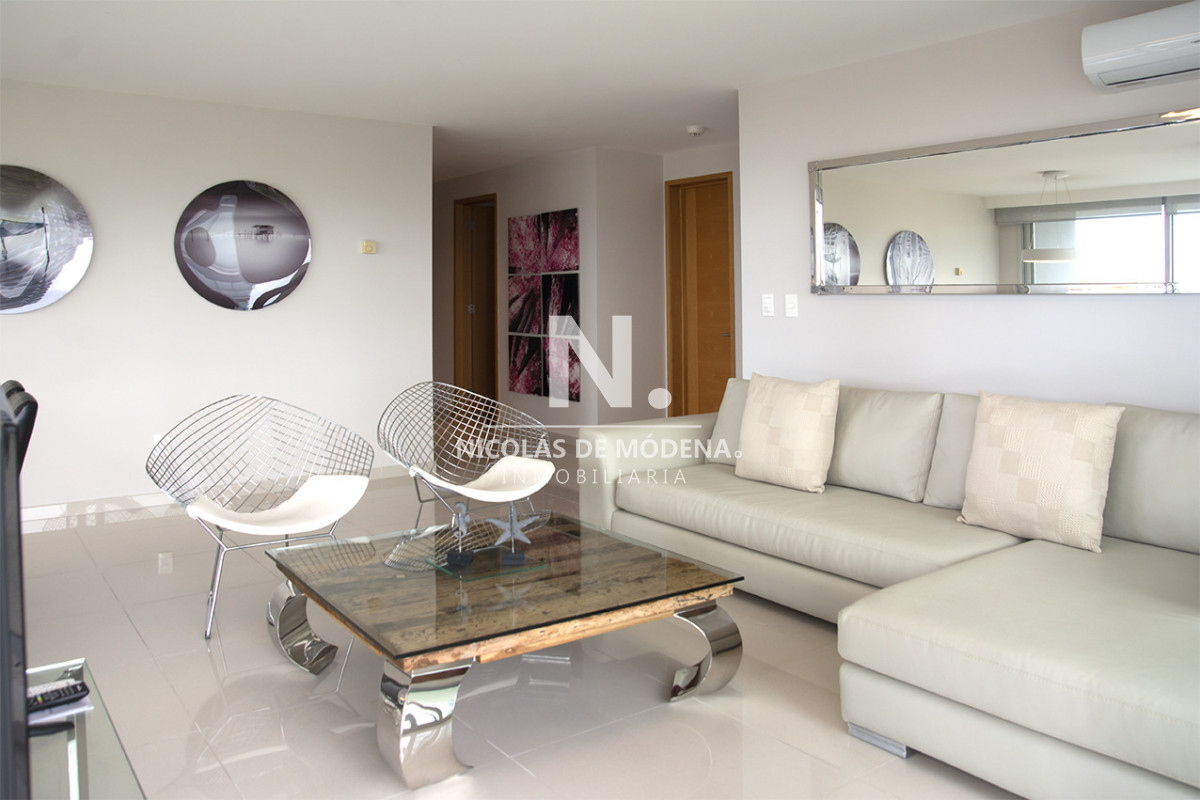 Apartamento de 3 Dormitorios en Playa Mansa en venta  - A Pasos del Mar - NDM1156A