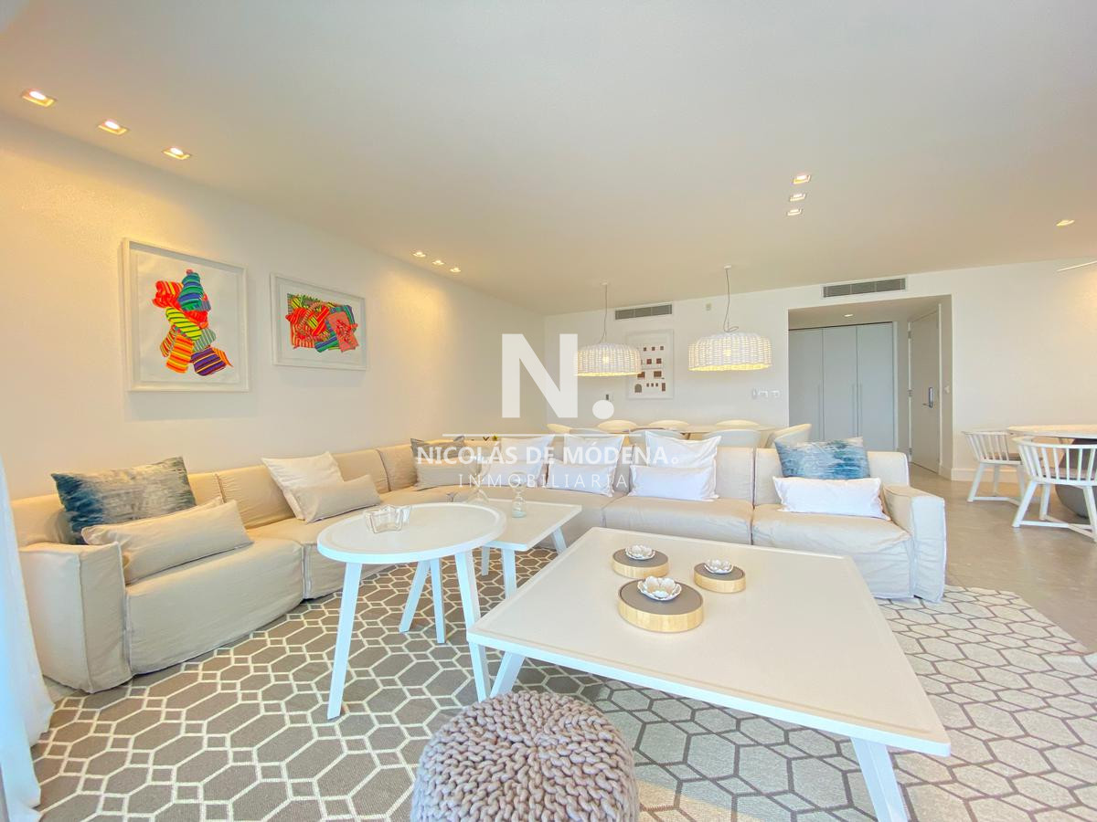 En venta Apartamento en Rincón del Indio - Punta del Este, Frente al Mar de 4 dormitorios.  - NDM21838A