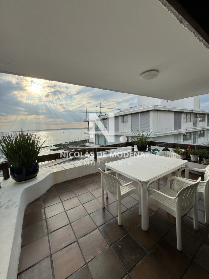 Se vende apartamento en el Puerto- Punta del Este de 3 dormitorios. - NDM23012A