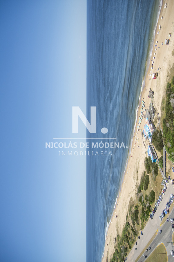 A mentros del mar, en venta apartamento de 3 dormitorios en suite con hermosas vistas, Punta del Este - NDM27774A
