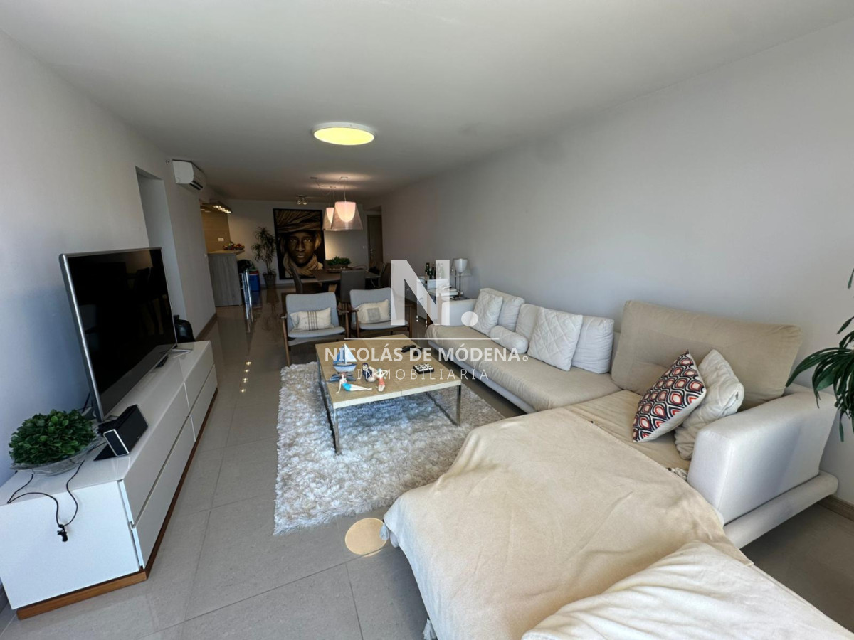 En venta apartamento de 3 dormitorios en Punta del Este, a solo metros del mar  - NDM28305A